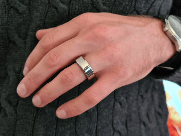 bague connectee oura ring portee